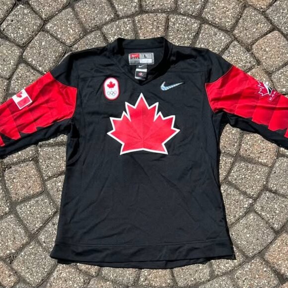 Nike 2018 Team Canada IIHF Olympic Hockey Jersey Women's L - Picture 1 of 9